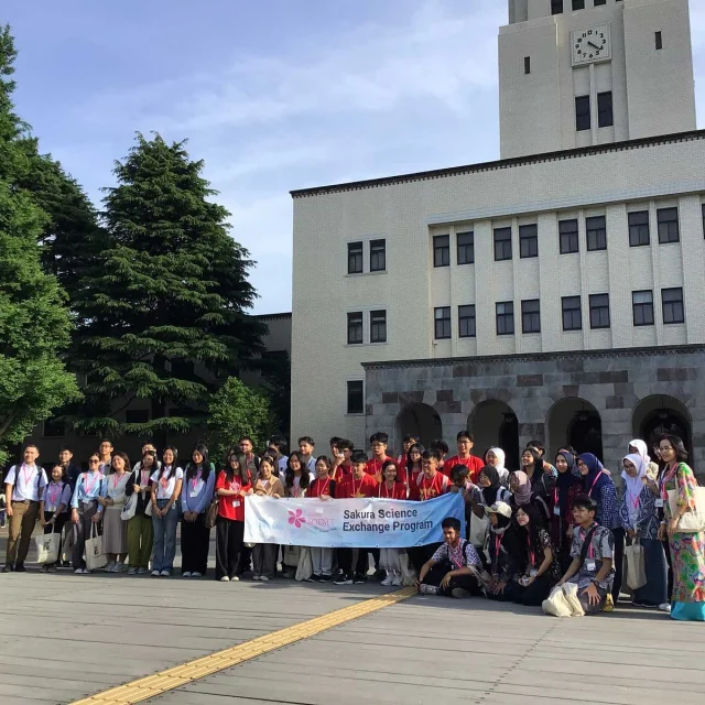 High school students and supervisors from Indonesia🇮🇩 , Thailand 🇹🇭and Vietnam 🇻🇳 visited Science Tokyo on 21 May as part of SAKURA 🌸 Science High School Program organized by Japan Science and Technology (JST).

Prof Nozaki (School of Engineering) gave an overview of Institute, followed by the program overview of GSEP, our English taught bachelor course by Associate Prof Varquez & Specially Appointed Associate Prof Boonyubol. 

During lunch time 🍜our energetic, powerful and thoughtful Science Tokyo students 💪🇯🇵🇹🇭🇮🇩🇮🇳 helped us run the program!! They took students for lunch and conducted a mini-campus tour.

The afternoon session started with a lecture from Prof Suekane (School of Engineering) on “Energy Conversion and Thermophysics 🔥”. The group then visited the Collaboration Center for Design and Manufacturing 🛠️⚙️ - Research Assistants walked through the center showing how these machines and electrical tools are used by Science Tokyo students. 

The last program was a group talk moderated by Science Tokyo students from respective countries 🇮🇩🇹🇭🇻🇳 They shared their journey here as well as how they spend their campus life. 

It was nice to have you all at our campus💕

Hope to see you back on our campus soon!!

#instituteofsciencetokyo #sciencetokyo #東京科学大学 #tokyoinstituteoftechnology #tokyotech #東京工業大学 #東工大 #さくらサイエンス #sakurascience #sakurasciencehighschoolprogram #japaneseuniversity #englishtaughtprograms